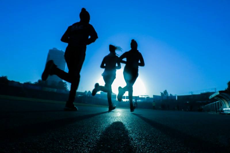 Grupo de corredores participando en una carrera