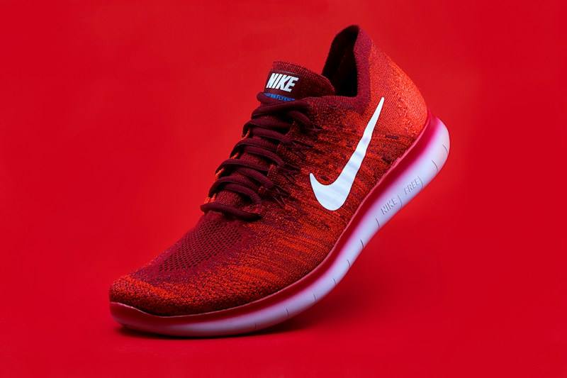 Fotografía de una zapatilla deportiva roja