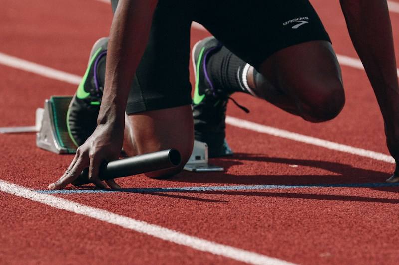 Atletas corriendo en una pista deportiva